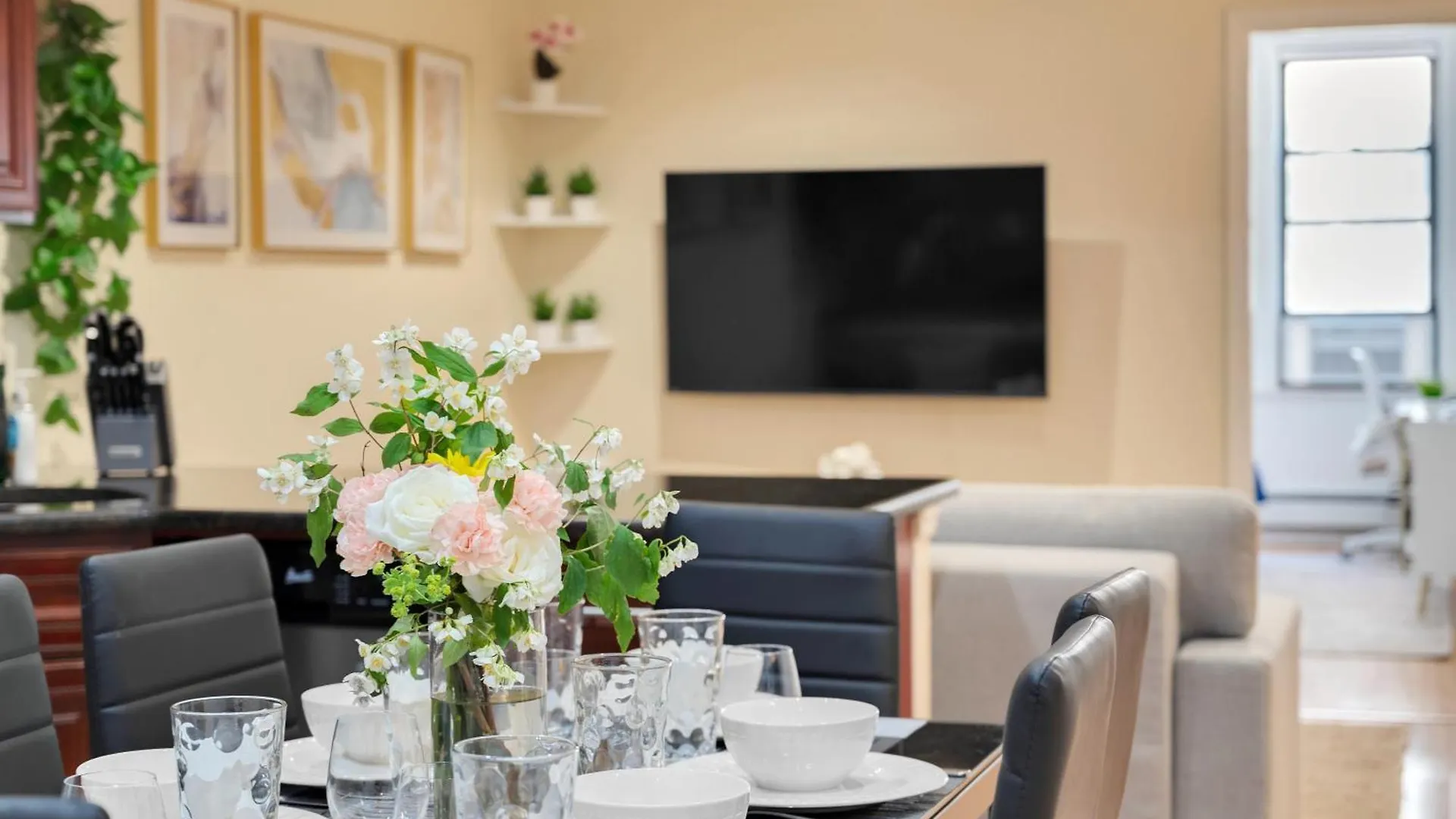 Gorgeous 4 Bedroom 2 Bathroom Nyc Apartment contacts
